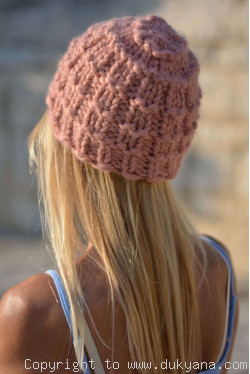 Warm and soft knitted beanie in dusty pink