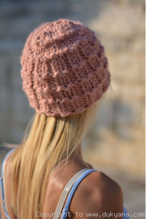 Warm and soft knitted beanie in dusty pink