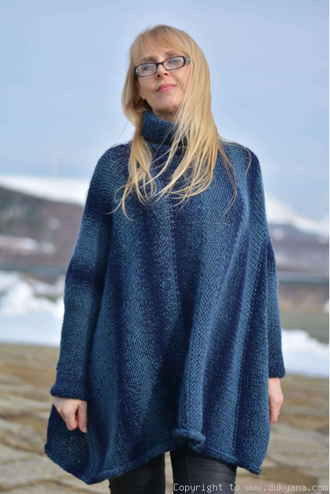 Knitted wool blend poncho in blue/P4